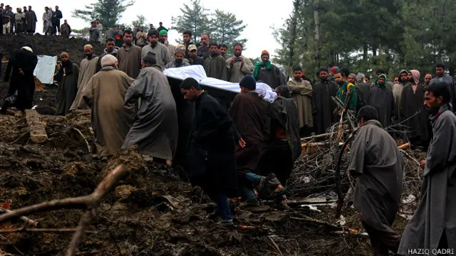 भूस्खलन में मारे गए एक व्यक्ति को शव लेकर जाते ग्रामीण.