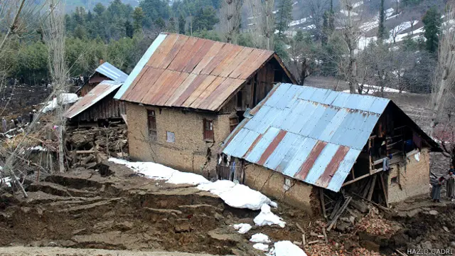 भूस्खलन की वजह से तबाह हुआ एक मकान