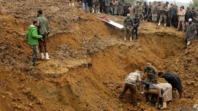 भूस्खलन के बाद राहत अभियान चलाते कर्मचारी