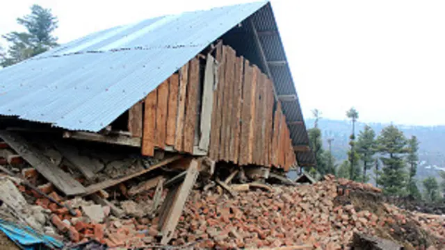 भू्स्खलन में तबाह हुआ एक मकान
