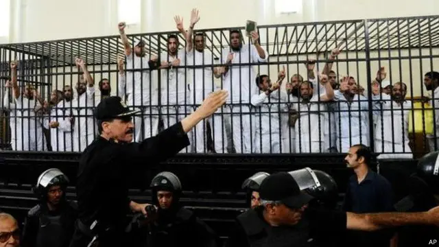 په مصر کې د تېرو دوو کلونو په درشل کې د ډله ییزو محاکمو پرمهال سلګونه کسان د مرګ په سزا محکوم شوي، چې زیاتره یې اسلامپالي او د اخوان المسلمین ګوند غړي دي. 