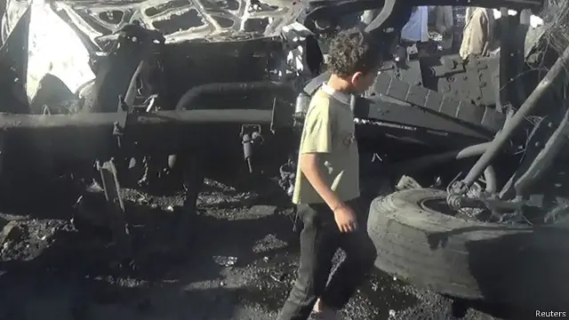 دمار خلف قصف جوي يعتقد أنه سعودي داخل محافظة إب، جنوب العاصمة صنعاء.