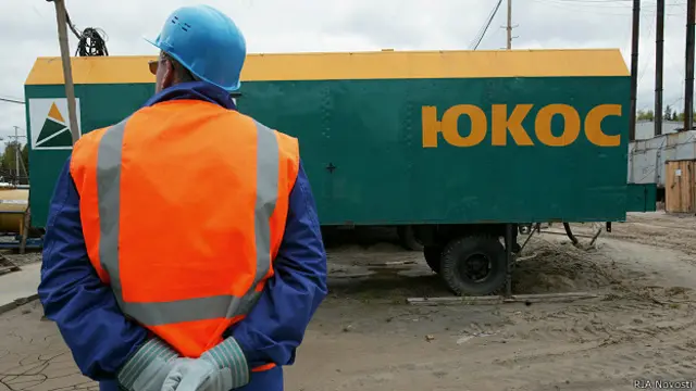 Логотип "Юкоса" и рабочий