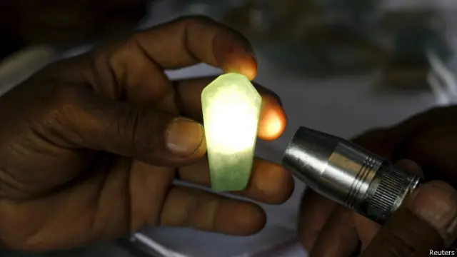 《每日电讯报》网站报道，中国矿工最近几个月使用重型挖土机和炸药开挖缅甸北部的山区，赶紧在缅甸新政府明年就职前在这个世上宝石蕴藏最丰富的地区挖掘更多玉石。