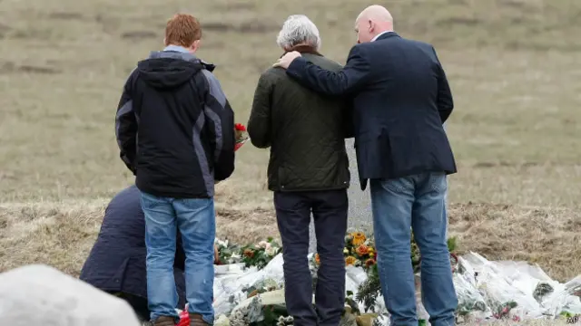 Близкие погибших у мемориала