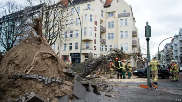 Німецькі рятувальні служби отримали близько 900 повідомлень про різні інциденти