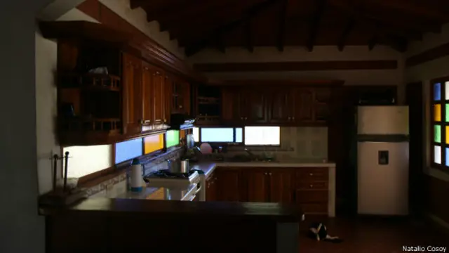 La casa requisada deja en evidencia el dinero que maneja el clan.