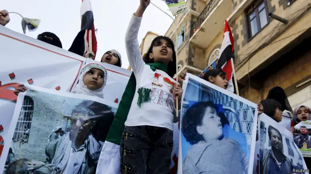 فتيات يشاركن في مظاهرة لدعم الحوثيين في العاصمة صنعاء.