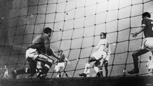 El argentino Alfredo Di Stéfano fue la gran figura del Real Madrid que consiguió cinco copas de Europa en los 50.