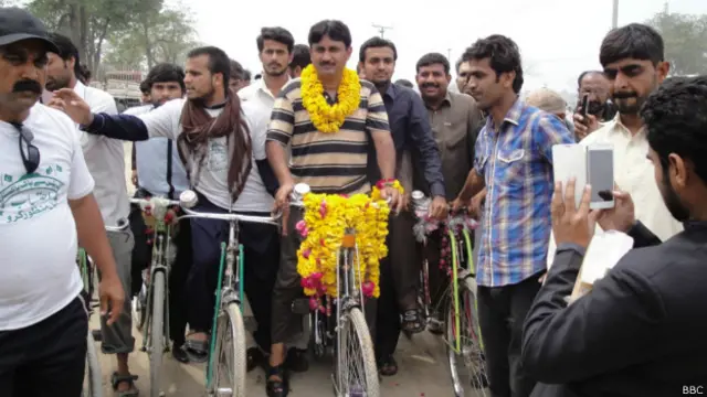 جمیشد دستی کا کہنا ہے کہ سائیکل پر اِس سفر کا مقصد کرپشن کے خلاف عوام کو توجہ مبذول کروانا ہے