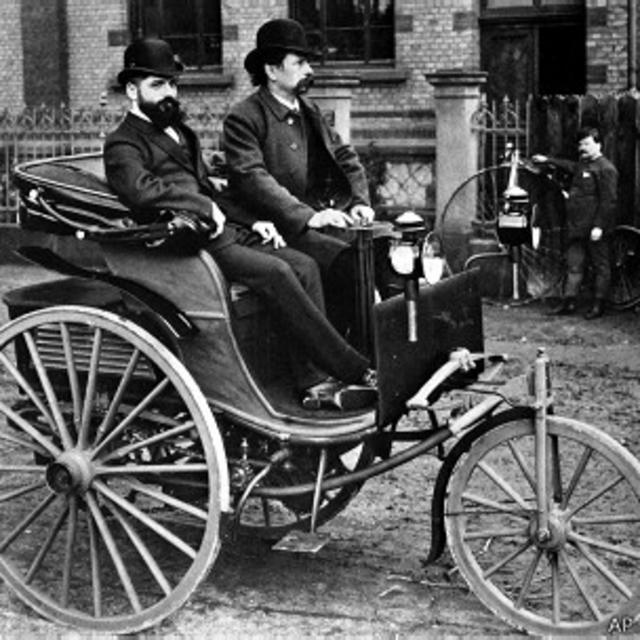 Karl Benz en su invento: el primer automóvil