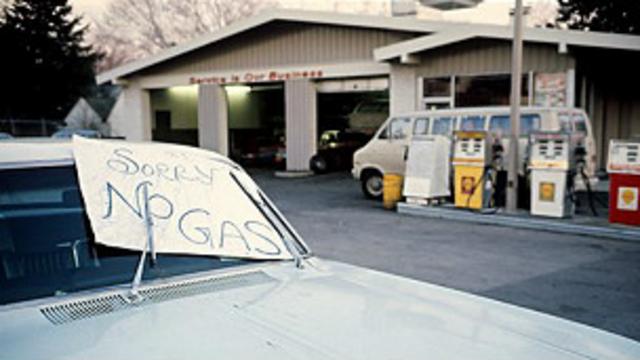 Cartel que dice: "Sin gasolina" en una gasolinera de EE.UU. durante la crisis de 1973.