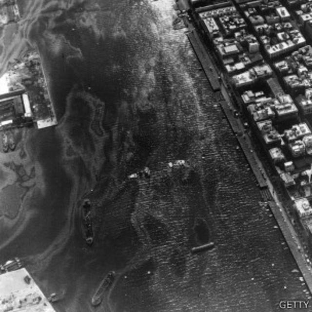 Vista aérea del Canal de Suez durante la crisis: barcos deliberadamente hundidos por orden de Nasser lo bloquean.