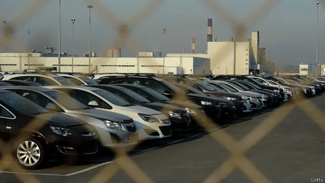 Автомобили на заводской площадке