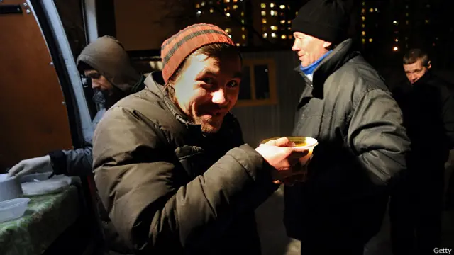 Бездомные получают бесплатный суп