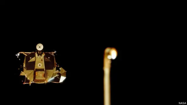 इस अंतरिक्ष यान के दल ने एक दिन ज़्यादा चंद्रमा की कक्षा में बिताया था.