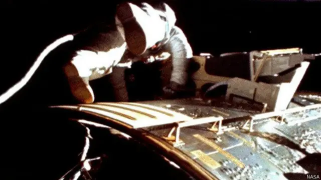 वापसी के दौरान वोर्डन ने स्पेस वॉक किया था, ये तस्वीर उनके साथी जेम्स इरविन ने ली थी.