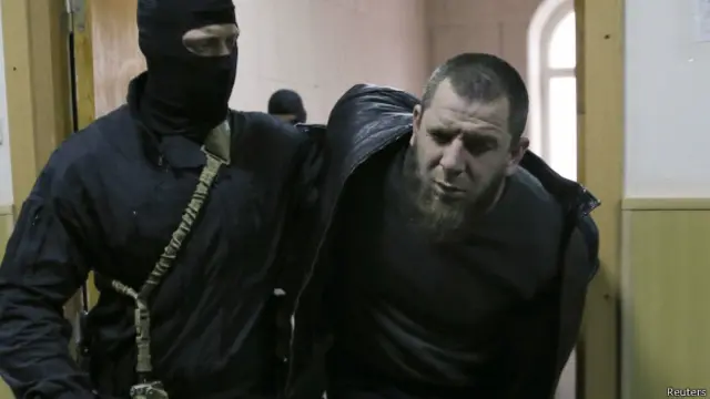 Тамерлана Эскерханова ведут после задержания в Басманный суд