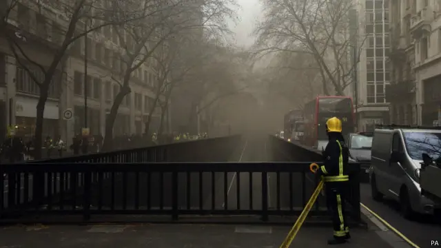 Kedua ujung jalan di kawasan ini sudah ditutup untuk umum sehingga menyebabkan kemacetan di sekitarnya.