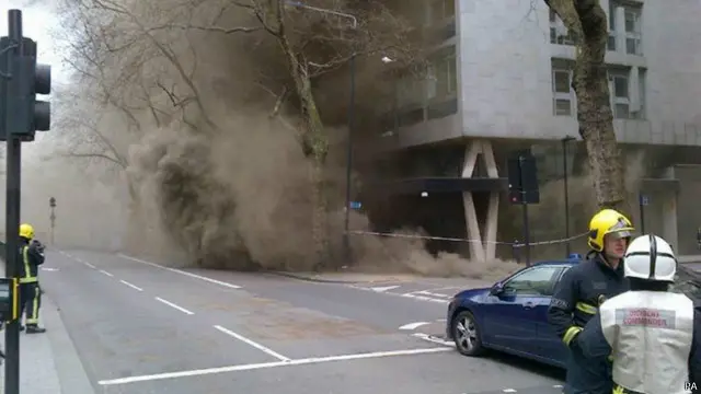 Asap keluar dari bawah trotoar di Jalan Kingsway, Holborn, pusat kota London.