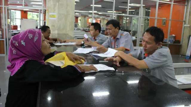 Dana bantuan disalurkan melalui kantor pos besar yang ada di setiap ibu kota provinsi.