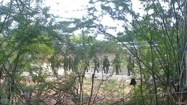 Tentara mengepung Universitas untuk melumpuhkan para penyerbu