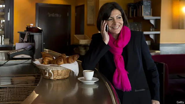 Мэр Парижа Анн Идальго часто носит эффектные шарфики