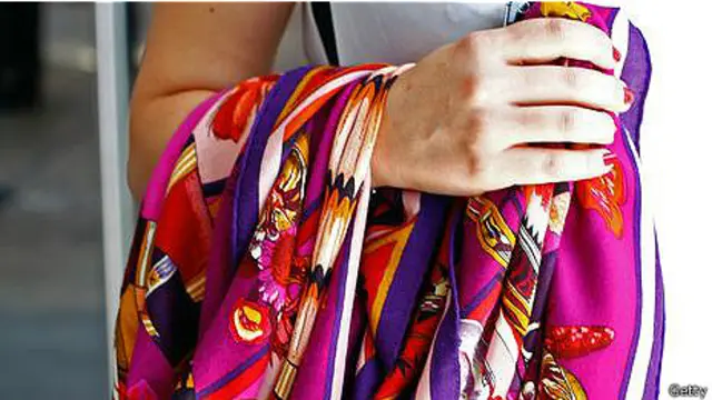 Дорогой платок на руке