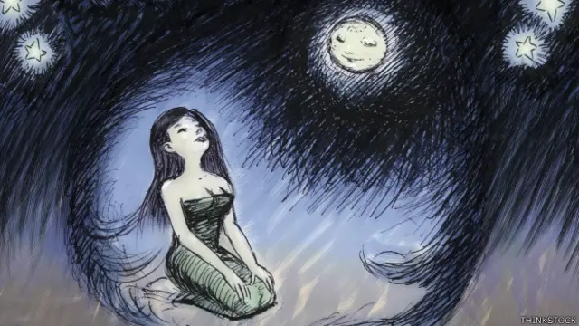 Mujer mirando a la luna