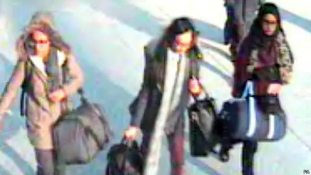 Снимок трех сбежавших британских школьниц в аэропорту Гатвик