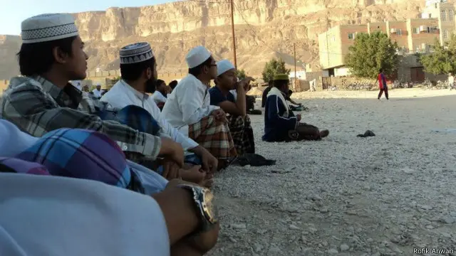 menonton pertandingan bola