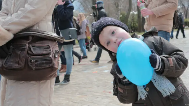 2 квітня - Всесвітній день поширення інформації про аутизм. У Києві та інших містах з цієї нагоди відбулися акції, які мали привернути увагу людей до цього розладу. 