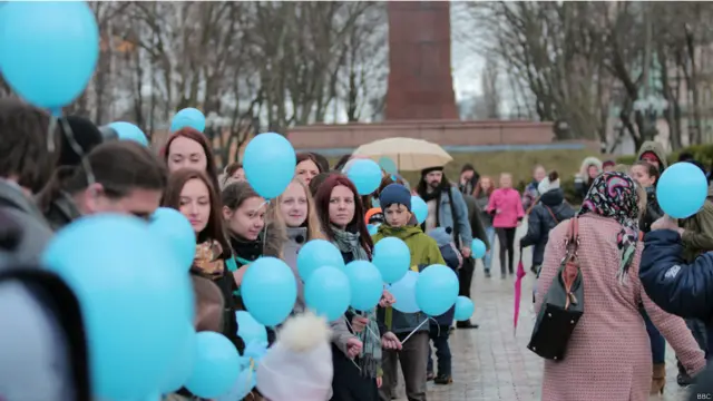 Киянин Сергій, батько 5-річної дівчинки з аутизмом, розповів, що приватний спеціалізований садок для таких діток коштує 2000 доларів на місяць. Його донька, яка ще донедавна не розмовляла, ходить у звичайний приватний садок і окремо відвідує заняття з психологом і логопедом. 