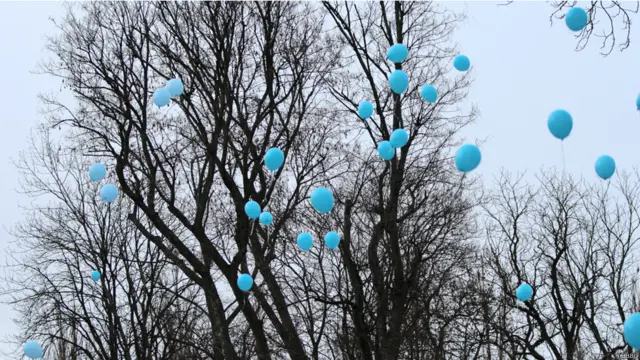 Учасники акції запустили в небо блакитні надувні кульки. Синій колір - символ аутичного розладу. 