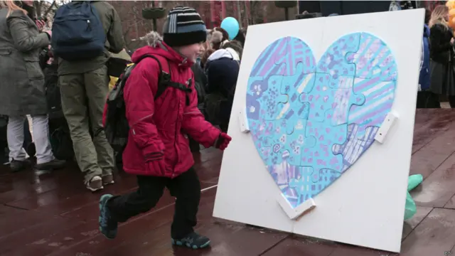 Серед проблем, з якими стикаються батьки дітей-аутистів в Україні, - низький рівень діагностики, брак реабілітаційних центрів і труднощі з навчанням, кажуть активісти. 