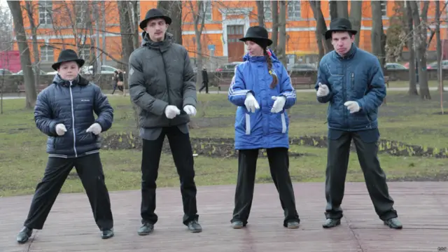 Потім діти з особливими потребами показали музичний номер...