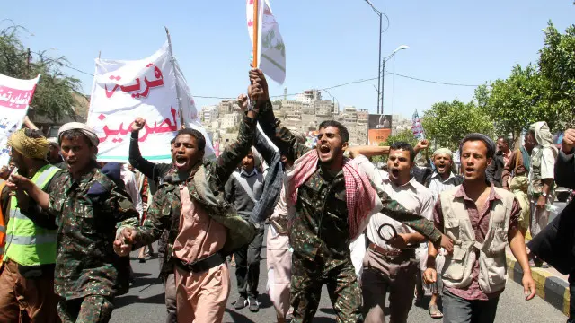 یمنی حکومت کو القاعدہ، حوثی باغیوں اور سابق صدر علی عبداللہ صالح کے حمایتی فوجیوں کی جانب سے مزاحمت کا سامنا ہے