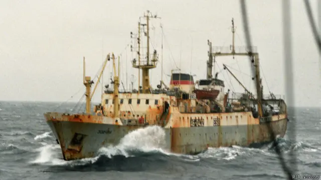 Российский траулер "Зодчий" на промысле в Северной Атлантике