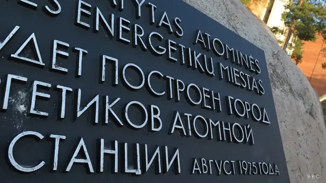 Памятная доска на месте основания Висагинаса