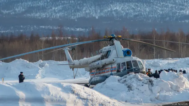 Вертолет Ми-8, летевший к месту трагедии для эвакуации пострадавших, из-за сильного ветра был вынужден уйти на дозаправку в Магадан.