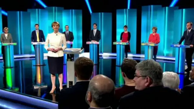 Acara debat yang disiarkan secara langsung itu juga memberi kesempatan kepada penonton di studio untuk mengajukan pertanyaan kepada pemimpin parpol.