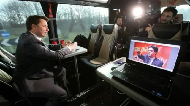 英国大选自然备受英国的媒体重视，电视台出动大批新闻记者务求面面俱到，图为英国天空新闻台的记者搭乘工党的“战斗巴士”随车采访。