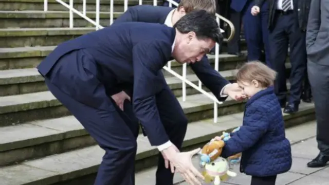 工党领导人米利班德在参加一场政见发表会的时候，碰上了四岁的小男孩。