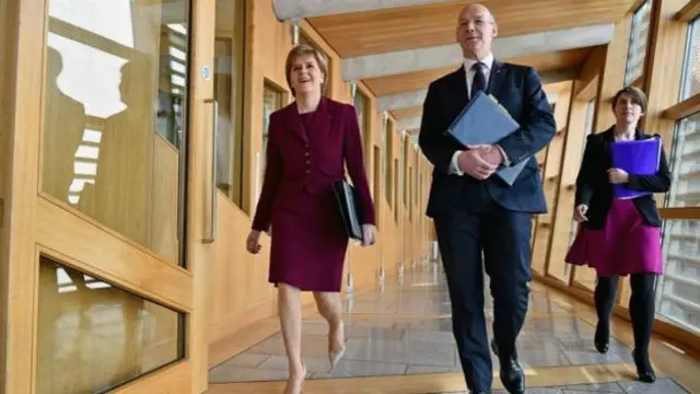 苏格兰独立党的领导人斯特金女士在参加辩论之前说，把选票投给苏格兰独立党就是让“苏格兰的声音传达得比以前更响亮”。