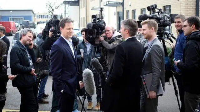 记者问自由民主党领导人克莱格，有没有为晚上的电视辩论作准备，他回答说，如果天气好的话，可能会去走走，放空思考一下。