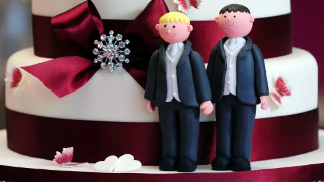 Dari para penduduk yang menikah pada 2015, sebanyak 26.023 di antara mereka (atau 0,1% dari populasi penduduk menikah) menikah dengan pasangan sesama senis.