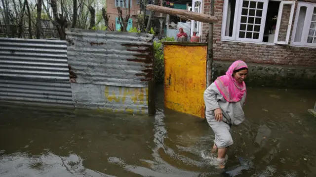 بھارت کے زیر انتظام جموں و کشمیر میں بارش اور سیلاب نے ایک بار پھر عام زندگی کو درہم برہم کر دیا ہے