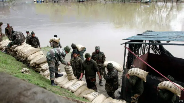 متاثرہ علاقوں میں امداد اور بچاؤ کی کارروائیوں کے لیے فوج کو استعمال کیا جا رہا ہے