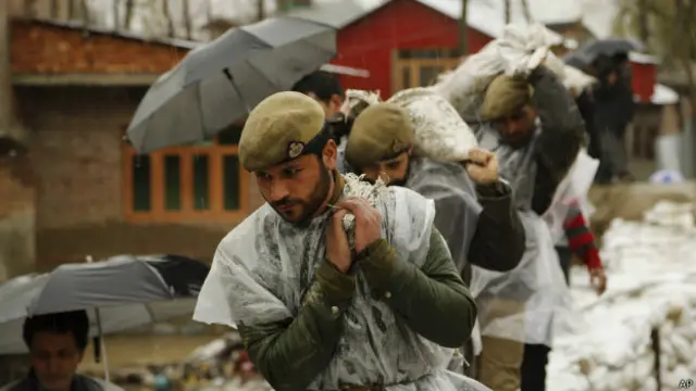 سیلاب کے پانی کو رہائشی علاقوں میں جانے سے روکنے کے لیے ریت کی تھیلوں کا ڈیم بنانے کی کوشش کی گئی ہے