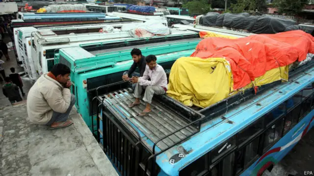 بدھ کو ٹریفک کے لیے کھولی جانے والی جموں سرینگر قومی شاہراہ لینڈ سلائیڈنگ کے خطرے کی وجہ سے دوبارہ بند کر دی گئی ہے